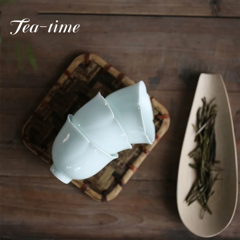 2 adet / grup Beyaz Porselen Çay Fincanı Çiçek Ağız Seramik Meditasyon Fincan Taşınabilir Seyahat Puslu Mavi Çay Kase Puer Ana Bardak çay seti
