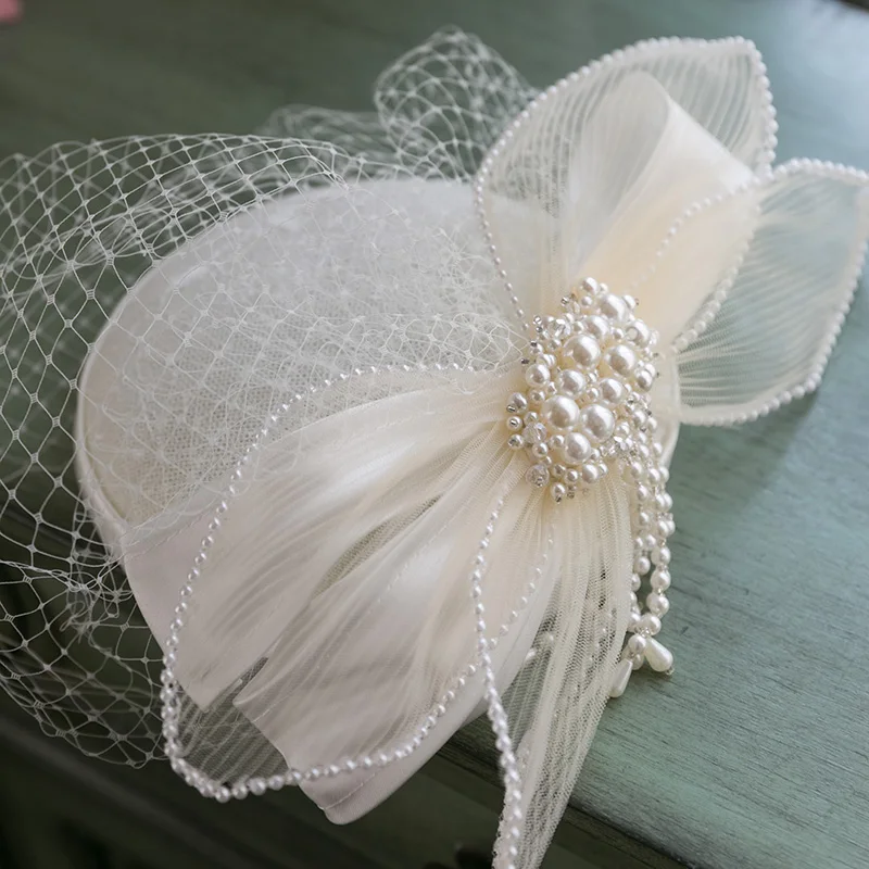 Vintage Beyaz Fascinator Şapka saç tokası Şapkalar Inci Yay Peçe Gelin Headdress Fantezi Gösterisi Kokteyl Düğün Kadın Şapka Başlığı