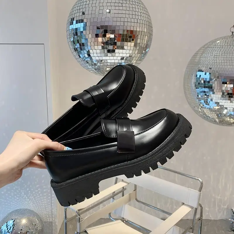 Küçük deri ayakkabı Japon kadın ayakkabısı 2022 bahar yeni İngiliz retro öğrenciler kalın tabanlı loafer'lar kadın tek ayakkabı