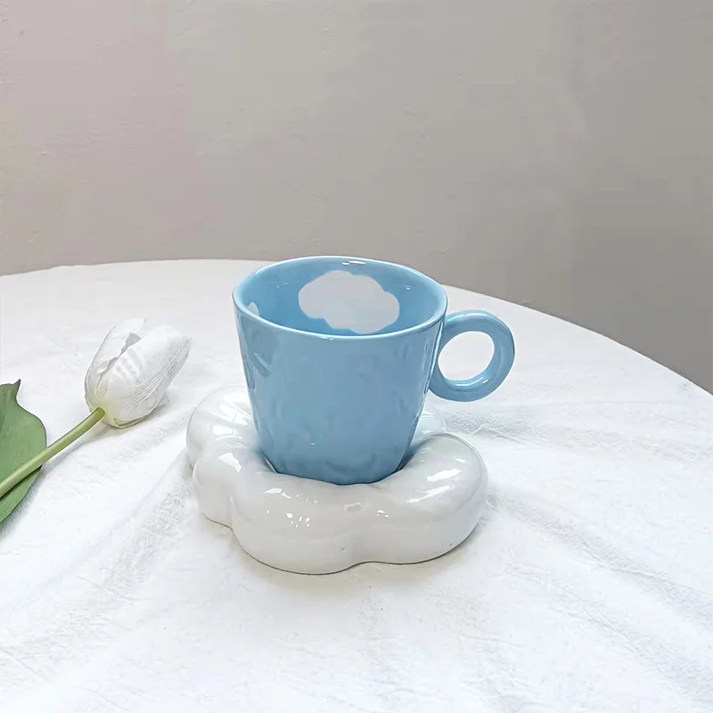Yaratıcı El Boyalı Seramik Kahve fincan ve çay tabağı seti Sevimli Mavi Gökyüzü ve Beyaz Bulutlar Kupalar El Yapımı Basit Kahvaltı Bardak
