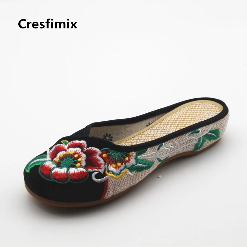 Cresfimix kadınlar sevimli çin geleneksel nakışlı terlik bayan rahat çiçek baskı retro açık terlik ayakkabı sevimli terlik