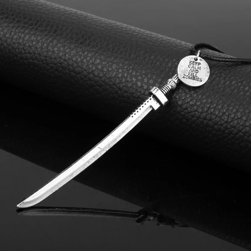 HEYu moda mücevherat Erkekler Film samuray kılıcı Kolye esinlenerek Yürüyen Ölü Michonne Zombi Katana Kafatası Kolye Kolye