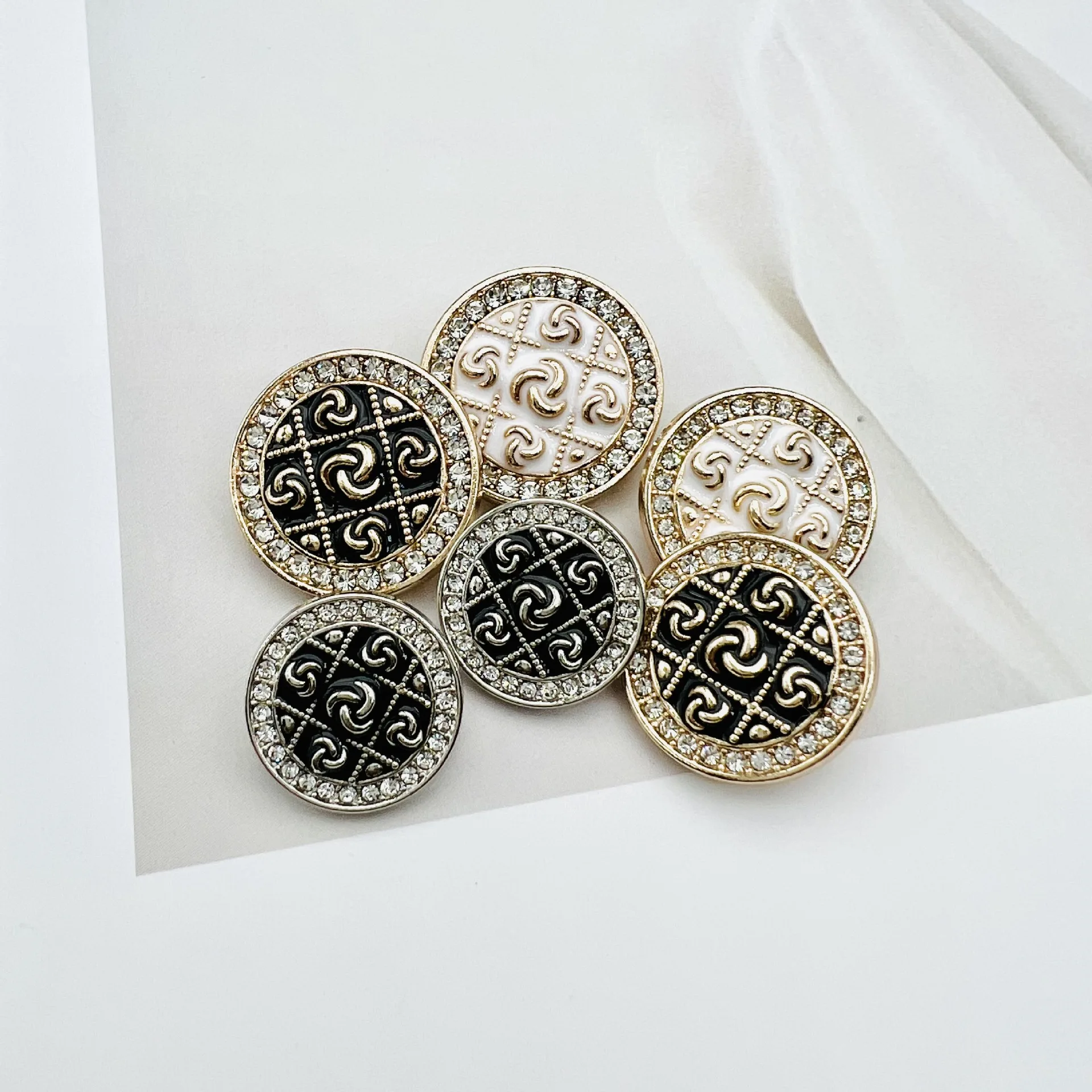10 adet/grup Moda Taklidi Yuvarlak Metal Düğmeler Ceket Tüvit Kazak Scrapbooking Aksesuarları Dekoratif Düğmeler